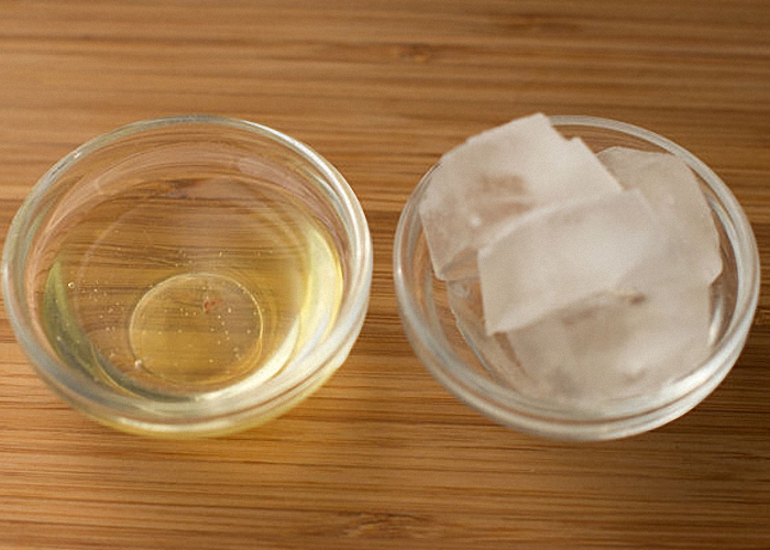 Добавьте писко лед и свежевыжатый сок из лимона