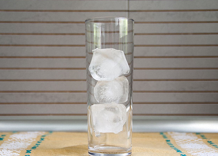 В высокий стакан положите кубики льда
