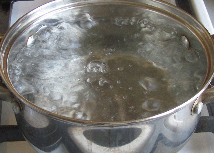 В кастрюлю налить воду довести до кипения и добавить мед