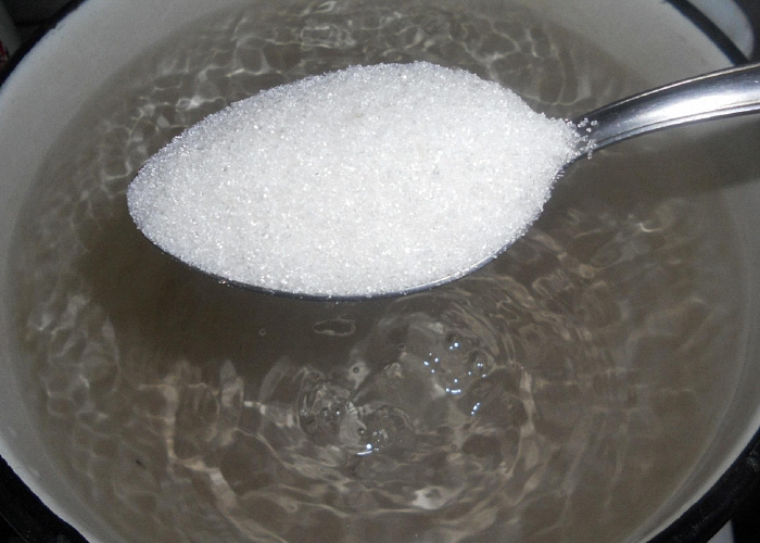 В теплую воду добавить сахар и перемешать до его растворения