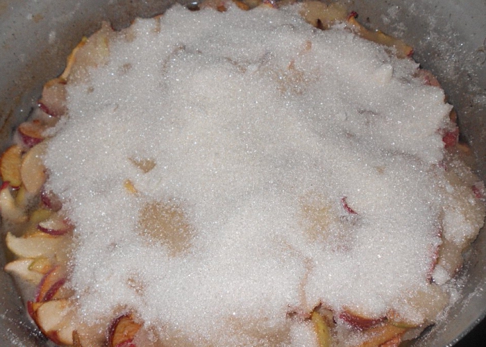В яблочную смесь насыпать сахар песок