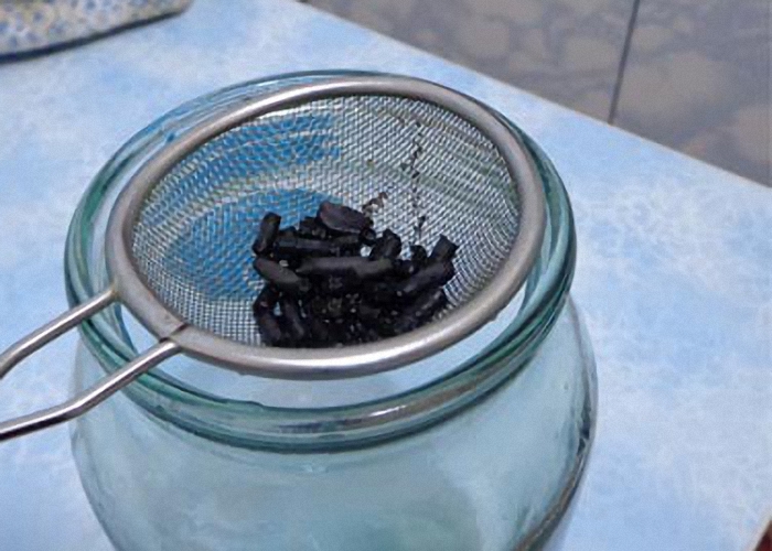 Очистить самогон можно при помощи марганцовки или угля