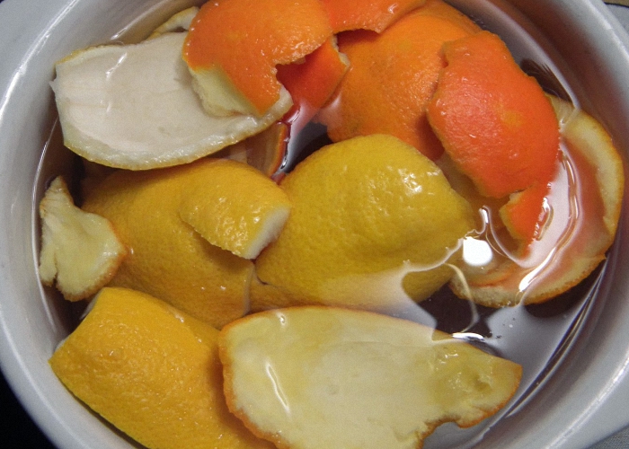 Апельсиновые корочки с пряностями залить водкой