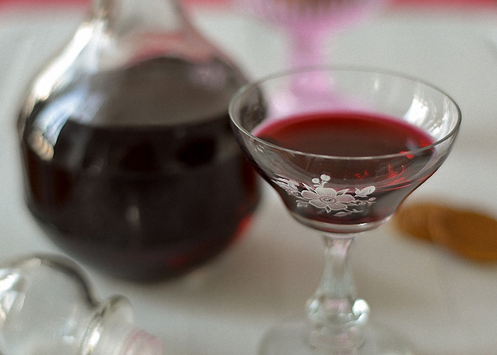 Домашнее вино из смородинового варенья с изюмом