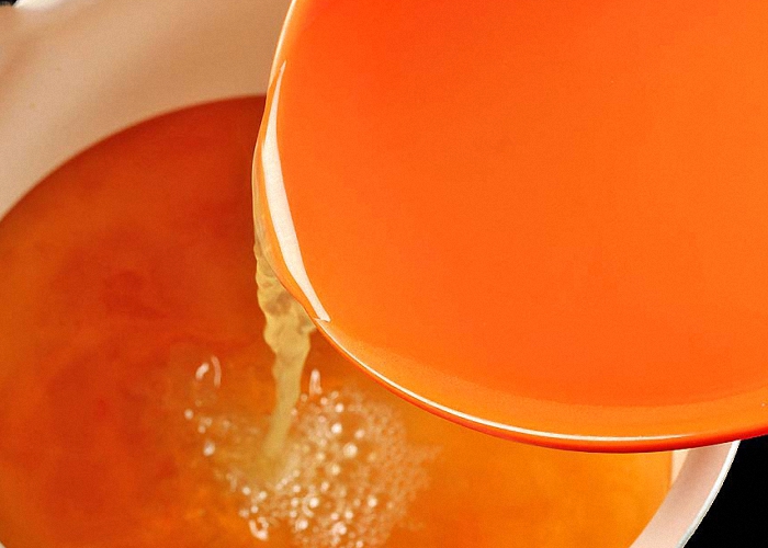 Из сахара и апельсинового сока сварить сироп