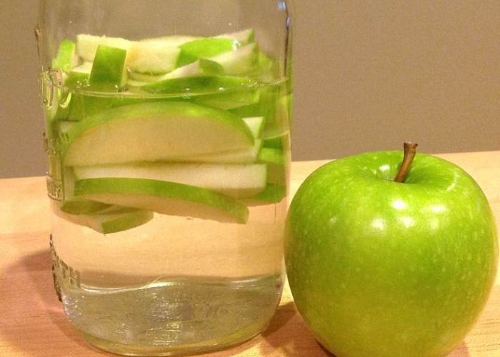 Нарезанные яблоки залить водкой и водой