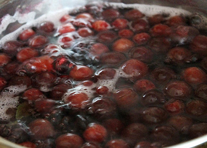 Перелить компот вместе с фруктами и ягодами