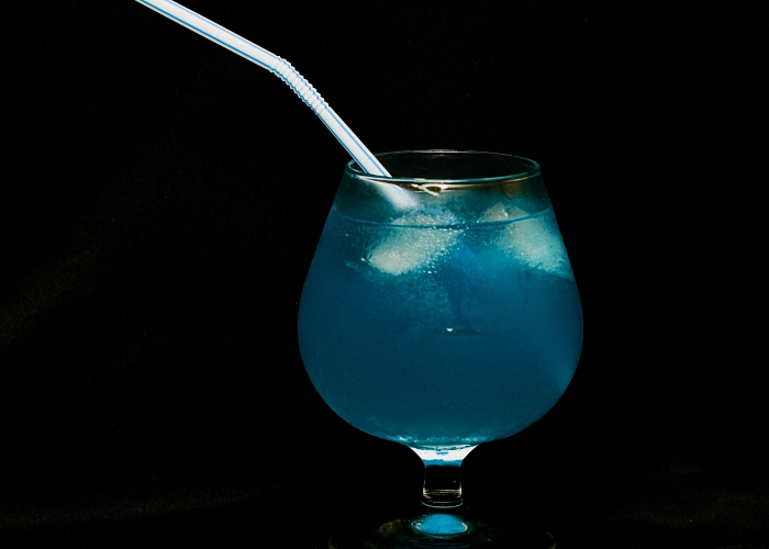 Пить ликер Кюрасао охлажденным или со льдом