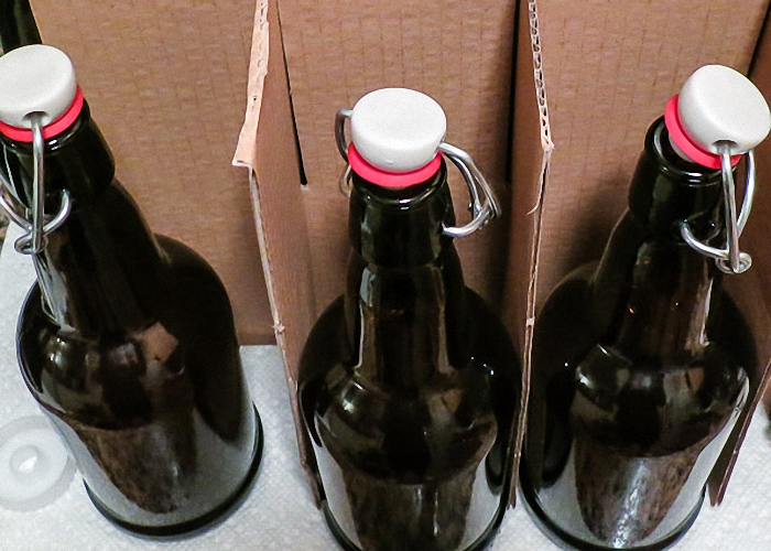 Пиво из хмеля процедить и перелить в бутылки