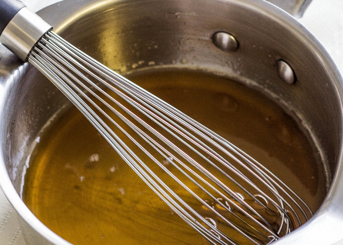 Разводим мед в теплой воде
