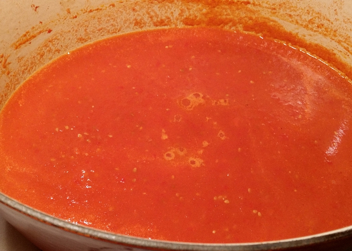 В кастрюле развести томатную пасту с водой