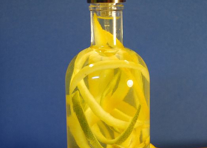 В очищенный самогон добавить цедру лимона