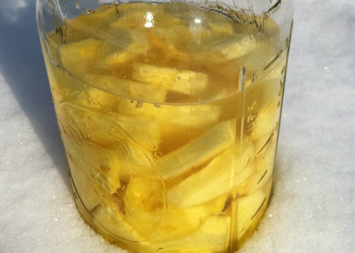Залить ананасы водкой и настоять