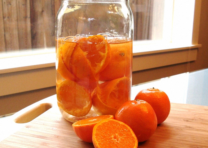 Апельсины нарезать кусочками и залить спиртом