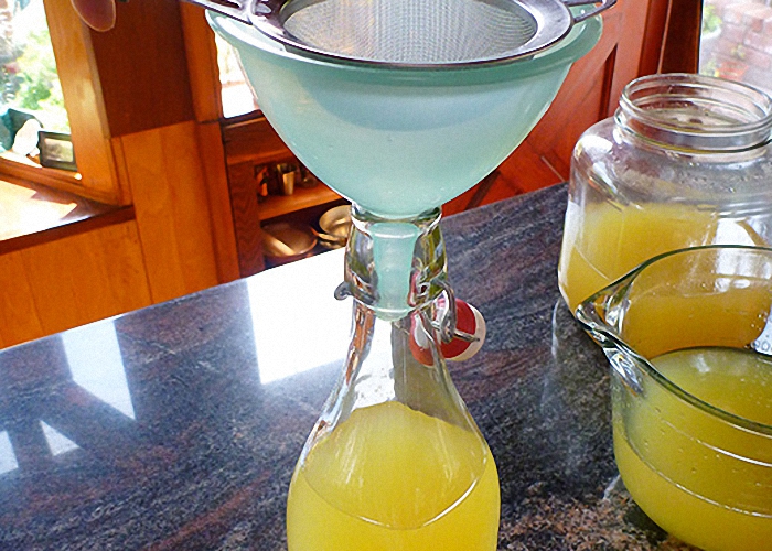 Готовый домашний лимонный ликер перелить в бутылки