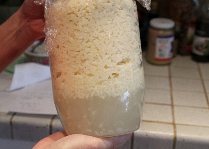 Когда брожение риса прекратится нужно слить осадок