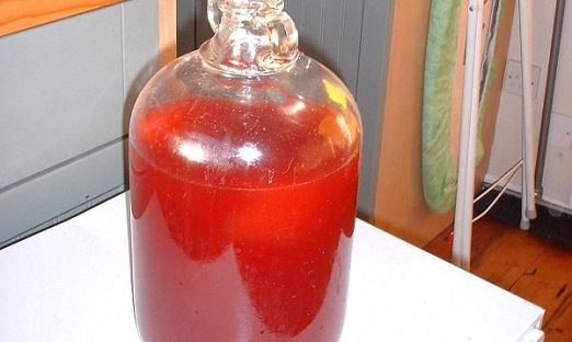 Малиновый сок соединить с фруктовыми соками и закрыть водяным затвором