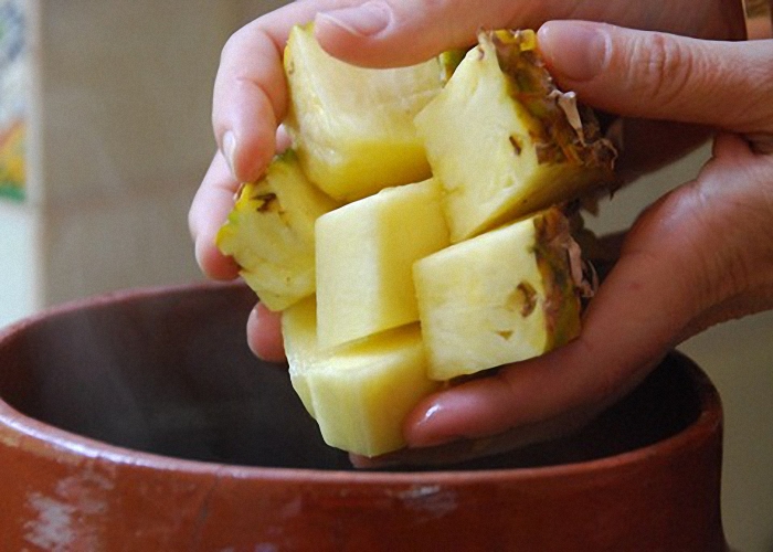 Переложить ананасы в удобную емкость