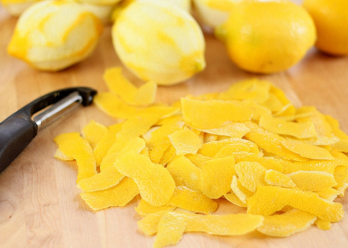 С лимонов очистить цедру
