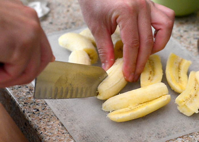 Спелые бананы отчистить и нарезать кусочками