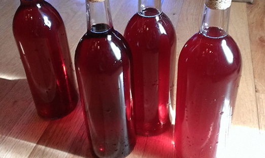 Вино из сока черноплодной рябины разливаем в бутылки