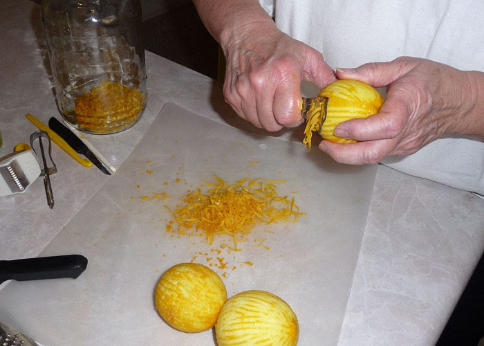 Лимоны помыть и аккуратно срезать корочки