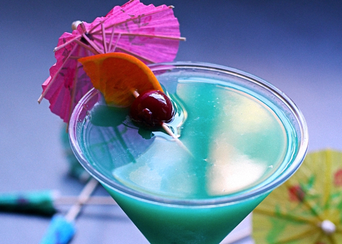 Налить готовый коктейль Голубые Гавайи в бокал и украсить