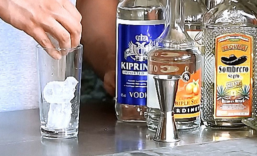 Наполните стакан кубиками льда