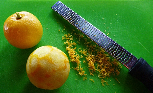 Срезать только желтую часть лимонной кожуры