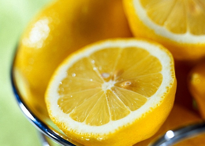 Добавить в чай сок свежего лимона