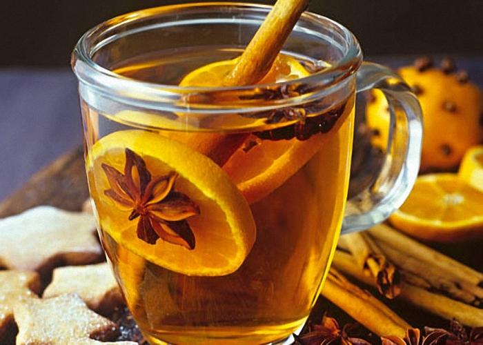 Налить в стакан ром чай и добавить пряности