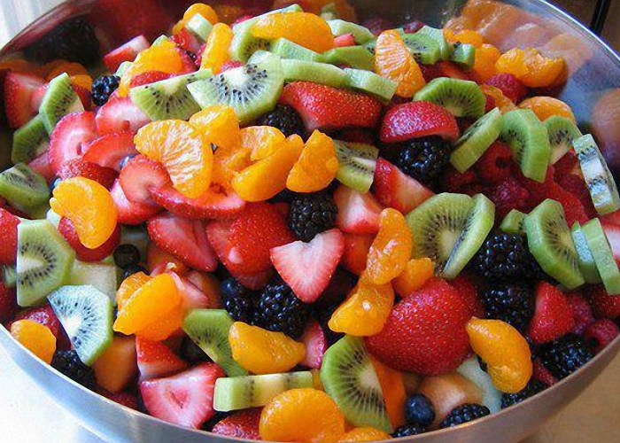 Фрукты и ягоды разрезать на несколько частей