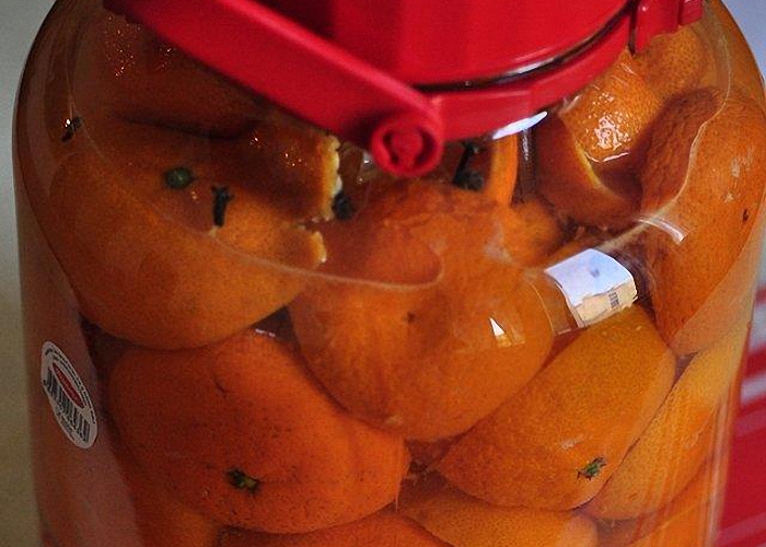 Брагу для апельсинового вина накрыть и поставить в теплое место