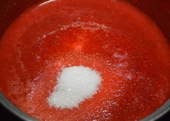 Добавить в клубничное пюре сахар и воду