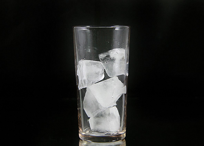 В стакан положить кусочки льда