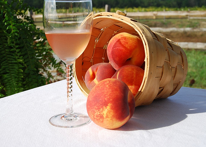 Персиковое вино с медом и специями