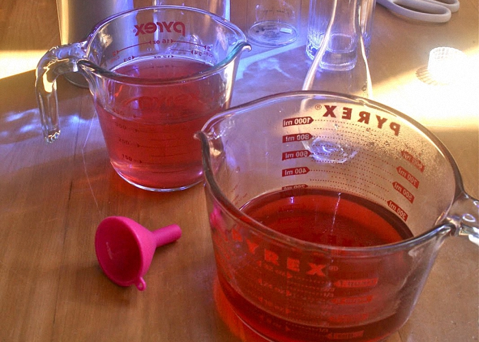 Сливаем розовый сироп и смешиваем с водкой