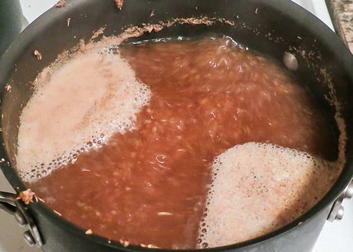 В эмалированную кастрюлю налить воду добавить в нее сахар солод и хмель