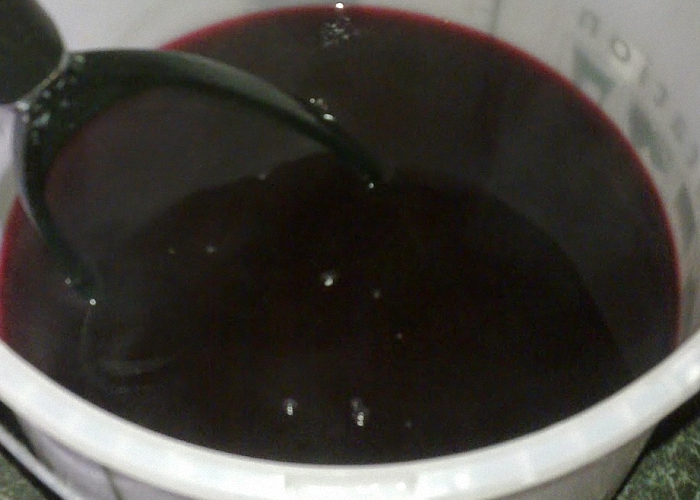 Вино из ягод черной смородины процедить