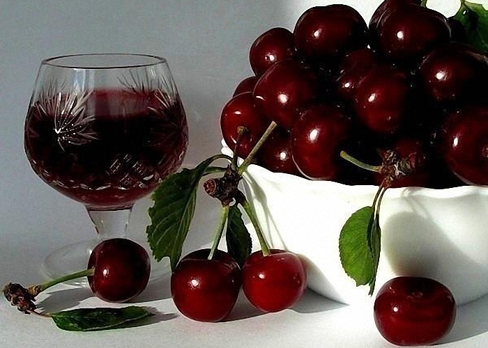 Домашнее вино из вишни и смородины