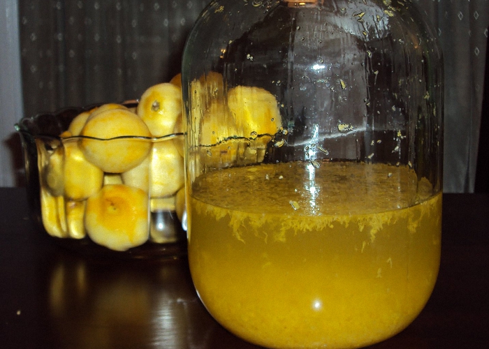 Лимонную цедру залить водкой и настоять в прохладном месте