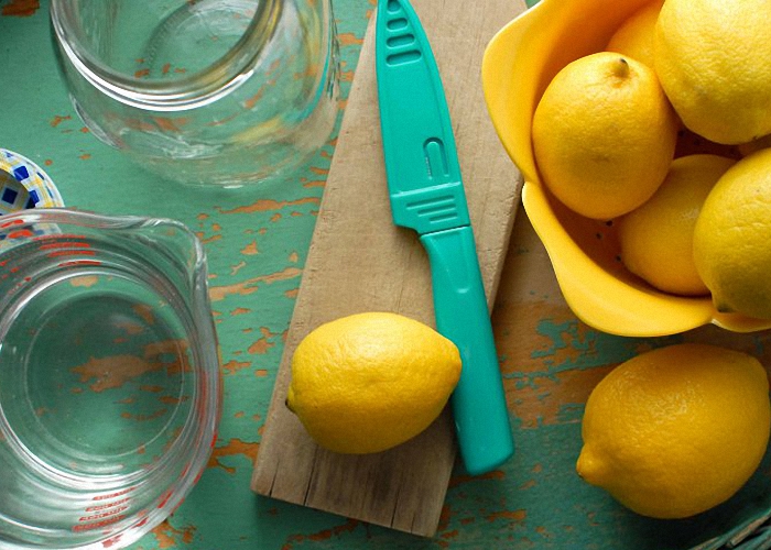 Лимоны помыть и снять ножом цедру