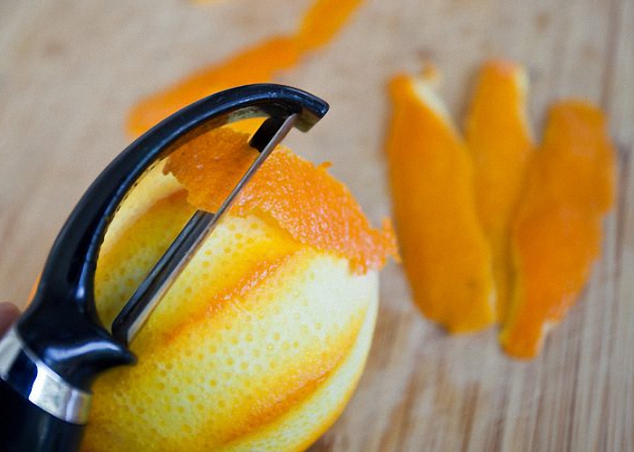 Очистить цедру с апельсинов и лимона