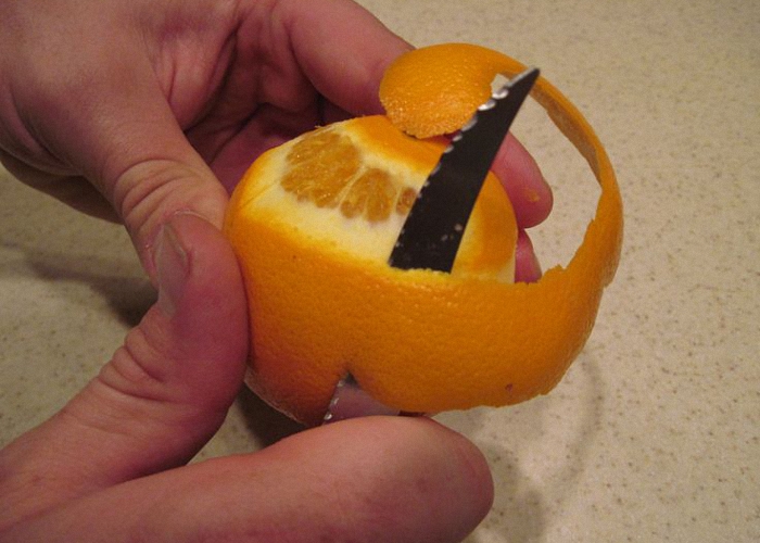 Очистить кожуру с апельсина