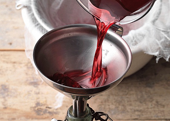 Созревшее вино из лепестков процедить