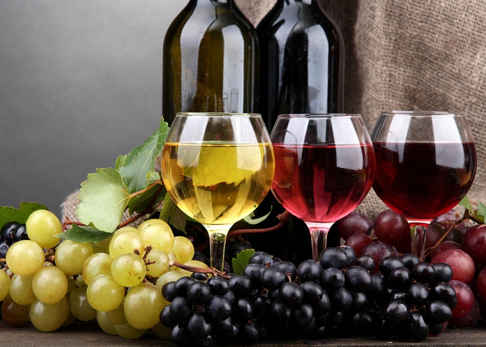 http://www.alcorecept.ru/wp-content/uploads/2015/06/suxoe-domashnee-vino.jpg