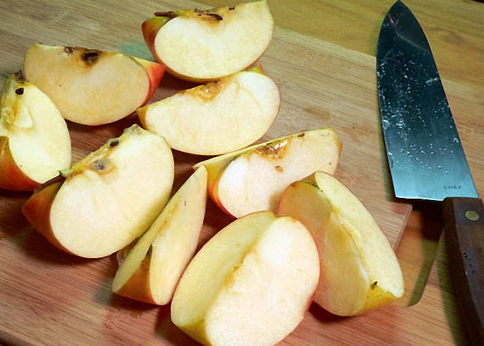 Яблоки нарезать мелкими кусочками
