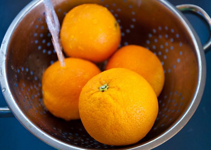Апельсин хорошо помыть и вытереть насухо