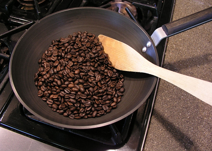 Кофейные зерна обжарить