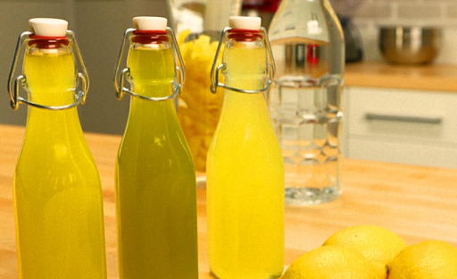 Лимончелло на водке процедить и перелить в бутылки